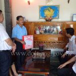 UBMTTQ tỉnh tặng quà cho các gia đình chính sách ở huyện Đô Lương.